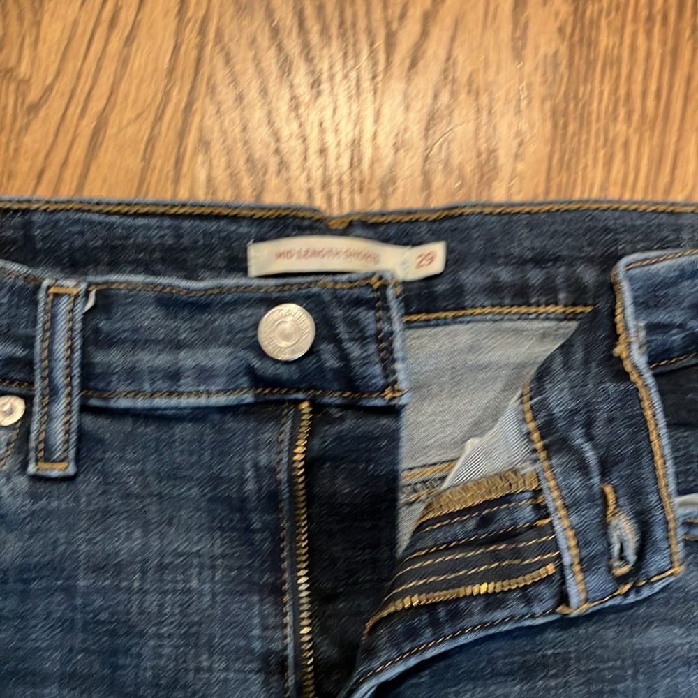 Levi’s Dark Wash Mid Length Jean Denim Short Size 29 Waist - Picture 3 of 3